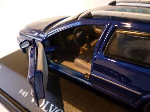 ドア、開きます。中も精巧。