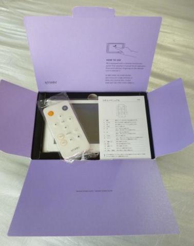 P8本体の上にリモコンとリモコン操作のクイックリファレンスが