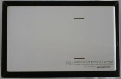 裏の二つのスリットがスピーカー孔