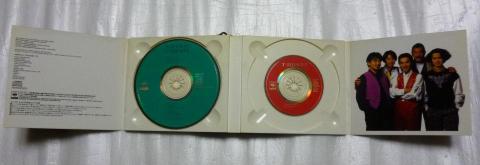 開けると12cmと8cmのCDが