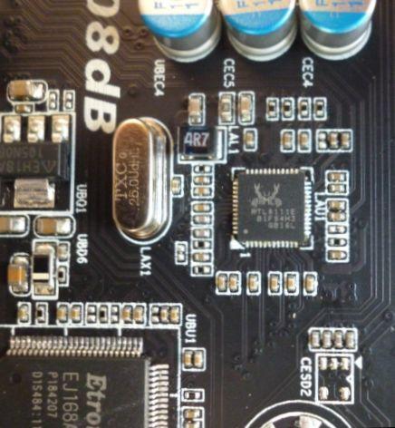 NICはRTL8111E(下方に見えるのはEtronのUSB3.0チップ)