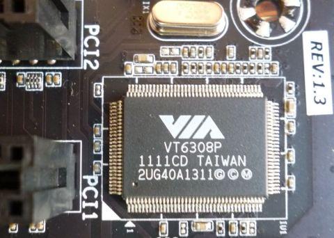 開封時に唯一ヘッダカバーがあり「非対応か?」と心配したIEEE1394はVT6308Pにより実現