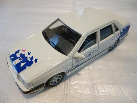 白いベース塗装が清冽だ