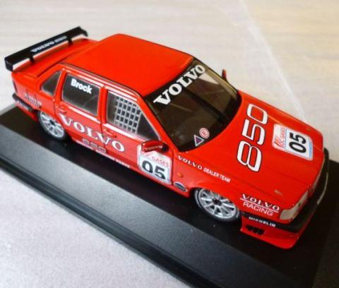 VOLVOには「赤」!