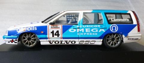 このベタベタに落ちた車高がツーリングカー!