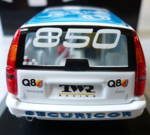 リアワイパーが撤去されたリアハッチからはロールゲージが見える