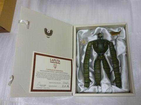 白い箱はロボットのフィギュア。証明書付きw