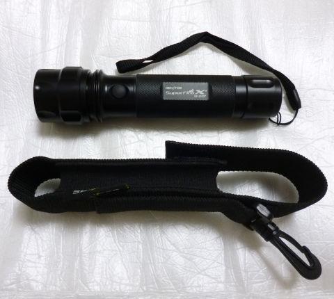 ケースは化繊の布とゴムで作ってあって「押し込む」感じ。カラビナ付き。