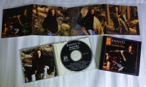 ケース入りでミニ写真集を兼ねたグリーティングカードがつく