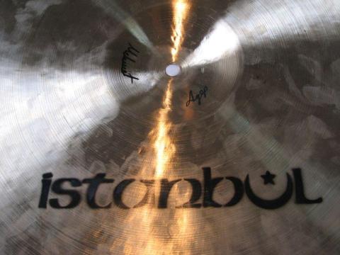 黒マジック?によるAgopとMehmetの両者のサインとスプレー吹きつけっぽいブランド名w