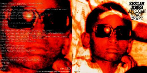 歌詞カードもこのジャケットで使われた写真が繰り返し使われる...アク強~