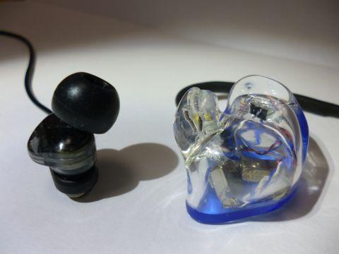 CW-L11(右)とHA-FXT90の右ユニット(ほぼ同じ方向に向けてみた)