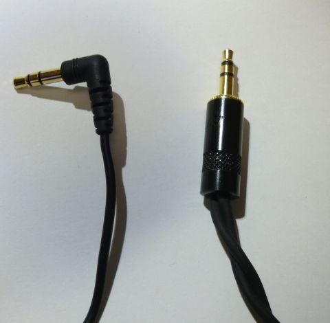 CW-L11(右)とHA-FXT90のプラグとコード