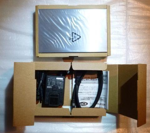 片方の箱いっぱいに本体、残りの箱にACアダプタとUSBケーブル、保証書が