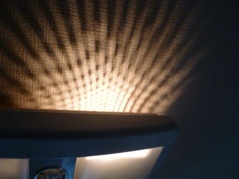 本来設計上は天井に網目模様が映る仕組み...