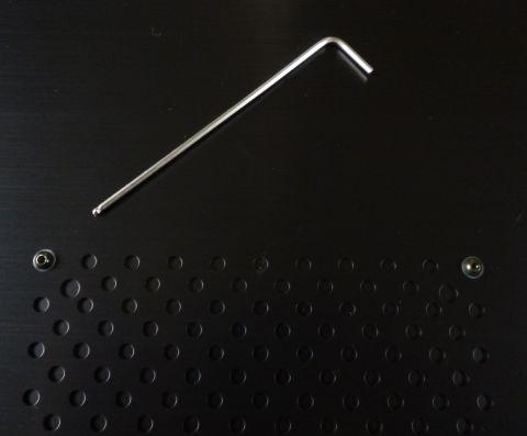 左サイドにある吸気ホールを開口