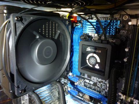 簡易水冷、バリバリ回ってます。