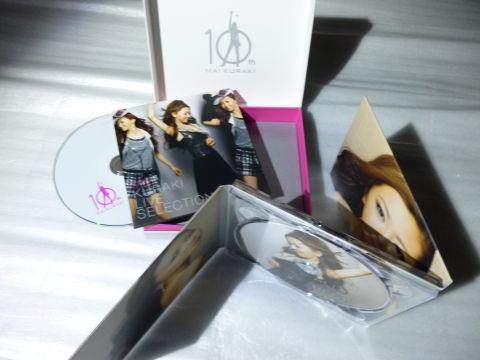 清潔な白い箱には表裏に止められたCD2枚とDVDのケースが...