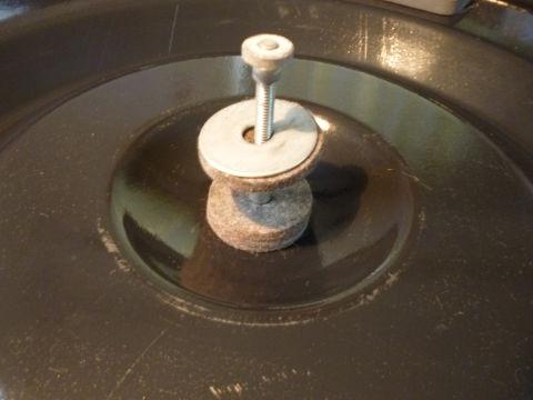 このフェルトの間にシンバルを挟んでいく