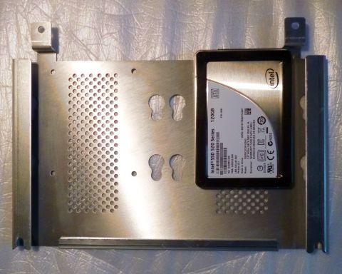 SSDはドライブ固定板の裏側に取り付ける