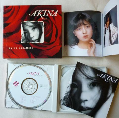 デビューの頃からのミニ写真集も付いてマス...(^^ゞ