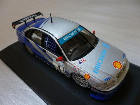 ボンネットにはゼッケンがなく、メーカー2社のロゴなので華やか