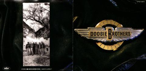 ジーンズ生地をあしらったアルバムはファーストを彷彿ととさせる