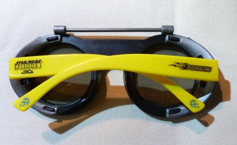 右のツルには「PODRACING」のロゴが..