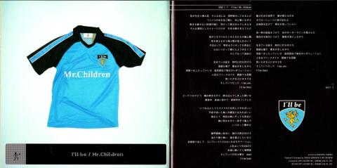 歌詞カードには各アーティスト名がチーム名のようにデザインされたユニフォームがあしらわれる