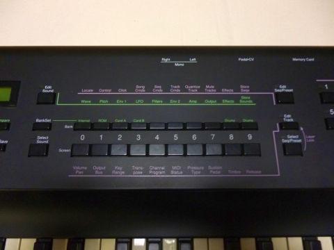 プリセットキーボードではないので、音も創れます