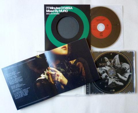 ドーナツ盤を模した特典CDは、見栄えはいいんだけどね。