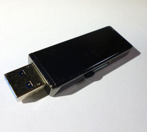 写りが良くないけど、ラメのような感じの燦めきがある「ナイトブラック」というカラー