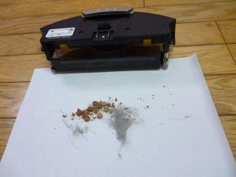 キャットフードと抜け毛、砂埃まできちんと回収。