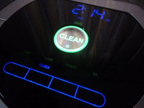 ブラックアウトされた上部に浮かび上がるタッチパネルは未来的?w