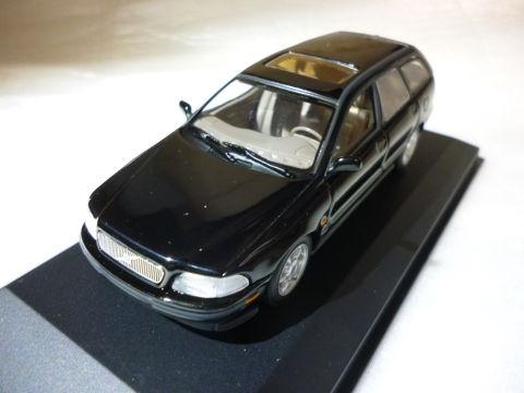 前から見るとファニーな初代V70と言った感じ