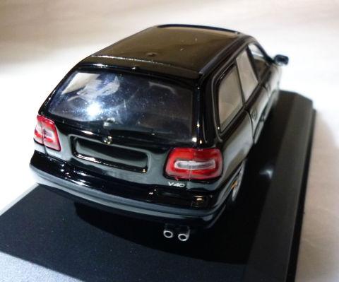 リアゲートはかなり寝てます。