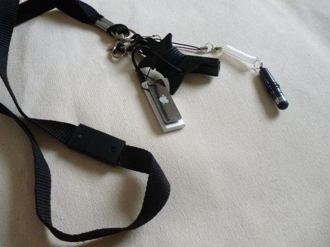 首から下げるストラップにぶら下げてます。
