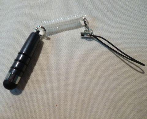 コイル状の伸びる紐?が付いているのがポイント