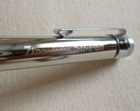 名称の刻印も彫り込みではなく、磨りガラスのような表面加工!