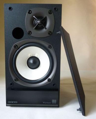 白いコーンが印象的な小型ブックシェルフ(写真は左側)