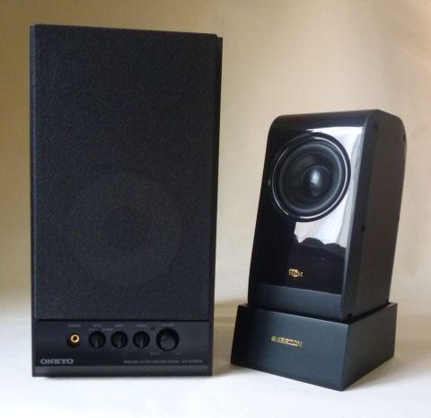 KS-1HQMはスピーカー台込みの大きさと思えば大きさの違いはふた回りでは効かない