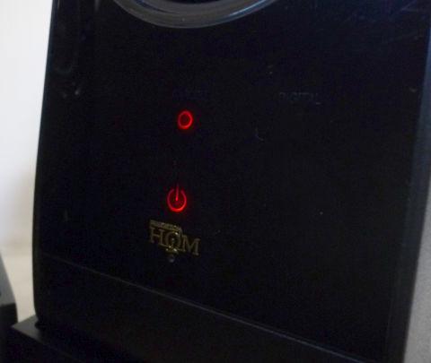 ライト部分はタッチセンサーも兼ねる(下:電源/上:入力切り替え⇒アナログ入力選択中)