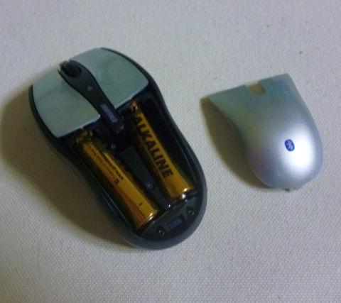 電池は背中から入れるよ。