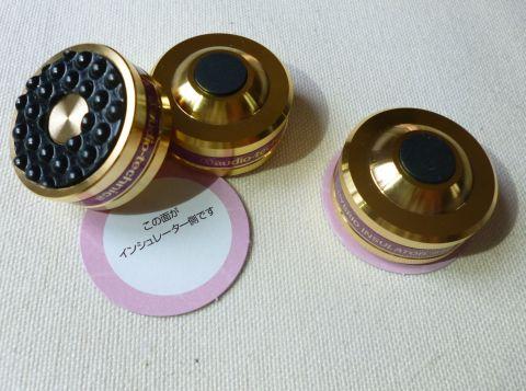 「スペーサー」と言う名称でティッシュ箱の素材のような厚紙を丸くくり抜いたものが付属w