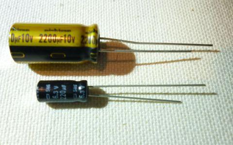 標準コンデンサ(下)に対して静電容量・定格電圧ともに上回る上級品