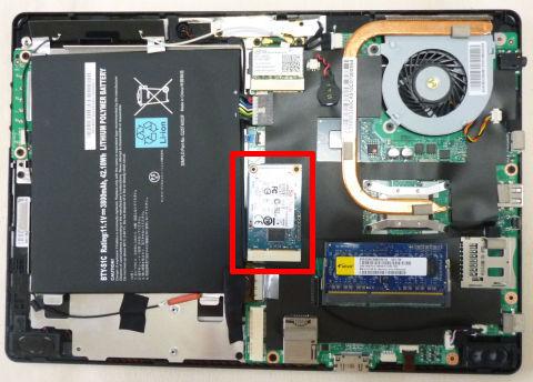 ど真ん中にあるのがSSDとmSATAスロット