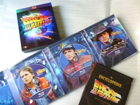 各ブルーレイには各舞台の時代に合わせたマーティ(Michael J. Fox)の扮装が