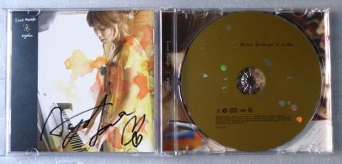 歌詞カードのケース内側には彼女のサインが...