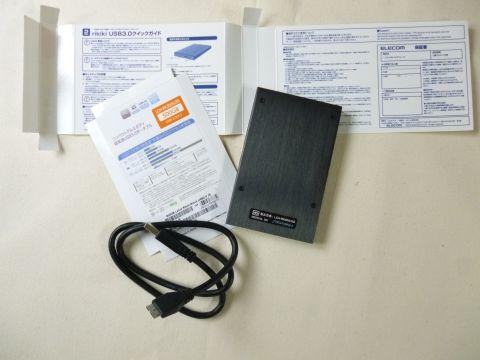 内容物はシンプル。本体とUSB3.0ケーブル、パッケージの裏が説明書