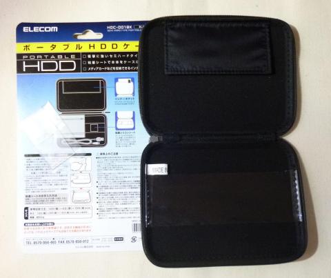 底にあるビニール?部分はHDDを固定する粘着シートを貼り付ける部分